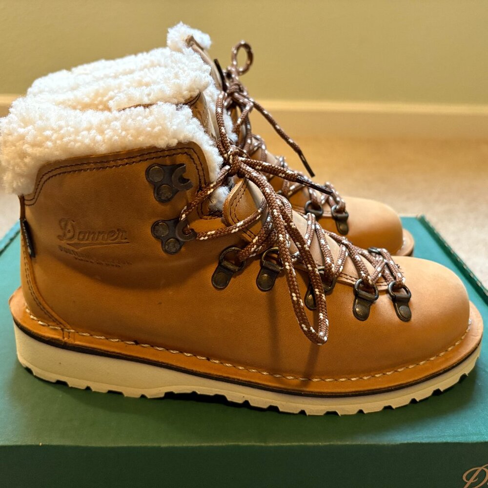 DANNER Women's Mountain Pass Shearling